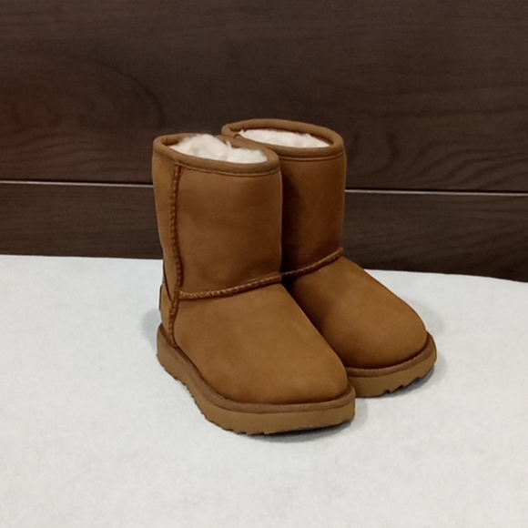 New UGG Classic Short II Waterproof Boot - Picture 2 of 4